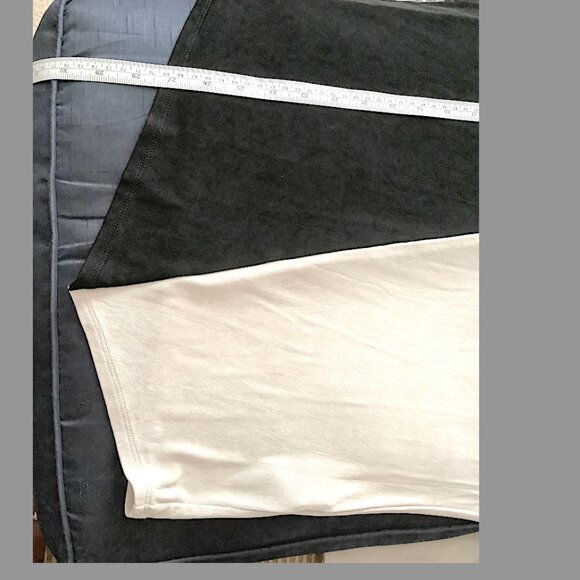 Chicos - Classic Travelers Black and Ecru Colorblock Assymetric top Size 1 1/2 - Picture 6 of 9